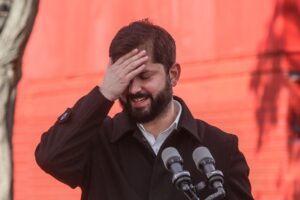 Encuesta EL DÍNAMO-Black&White: Rechazo no afloja (59%) y a mayoría de chilenos le preocupa la delincuencia