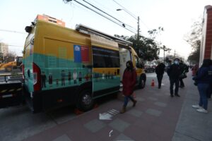 COVID-19 en Chile: qué falta para asumir la nueva realidad y cómo el Minsal ha fallado en el intento