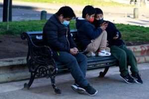 Estudio muestra que los videos que ven sus hijos es lo que más inquieta a los padres ante el uso del celular