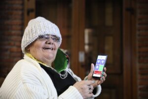 Alianza entre Conecta Mayor UC y Entel ha integrado digitalmente a cerca de 80 mil personas mayores