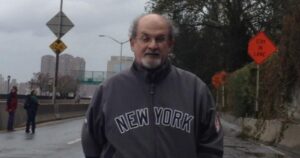 Medios de Irán celebran ataque contra Salman Rushdie: 