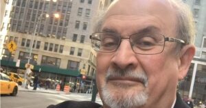 Familia de Salman Rushdie celebra recuperación: 