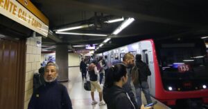 Todo por una cerveza: hombre es apuñalado al interior de vagón del Metro