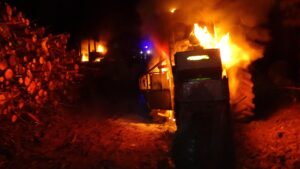 Ataques incendiarios dejaron al menos 15 máquinas y vehículos quemados en Arauco