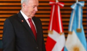 El fail de la diplomacia argentina: recibe a embajador suizo con bandera de Dinamarca