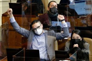 Diputado Sáez reafirma su consumo de marihuana y dice que test de drogas es “pirotecnia propagandística”