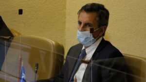 Gonzalo de la Carrera es denunciado ante la comisión de ética por burlesco tuit contra el Servel