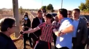 Brasil: Jair Bolsonaro intenta quitarle el celular a un youtuber que se manifestaba en su contra