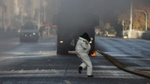 Overoles blancos protagonizan nuevos incidentes en el Instituto Nacional