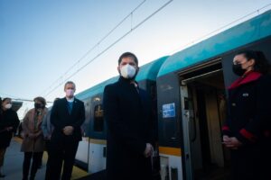 Boric anuncia fortalecimiento de la red de trenes al sur