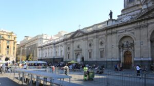 Prostitución y personajes raros: la dura crítica de un bloguero holandés a la Plaza de Armas de Santiago