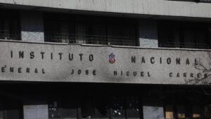 Incidentes en el Instituto Nacional terminan con principio de incendio y saqueo a casino