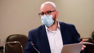 Acogen ampliación de querella contra ministro Jackson por impresión de ejemplares constitucionales