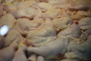 Fiestas Patrias: ¿por qué no debe lavar el pollo antes de cocinarlo?