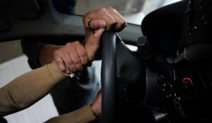 Mujer sufrió una encerrona camino al Aeropuerto de Santiago