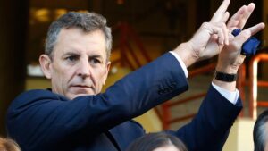 Gonzalo de la Carrera adhiere a teoría conspirativa y afirma que el gobierno nos vacunó con “grafeno”