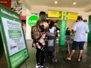 La demanda que enfrentan Jumbo y Líder por incumplimiento en la venta de botellas retornables