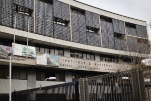 Municipalidad de Santiago se querelló por saqueo e intento de incendio en Instituto Nacional