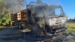 Nuevo ataque tras detención de Llaitul dejó seis vehículos y seis máquinas quemadas en Capitán Pastene