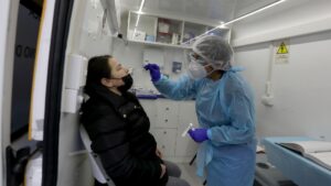 Balance COVID-19: reportan 7.455 nuevos casos y positividad de 11,59%