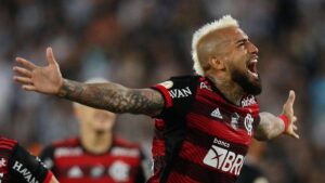 Los elogios de la prensa brasileña a Arturo Vidal tras marcar un gol con el Flamengo
