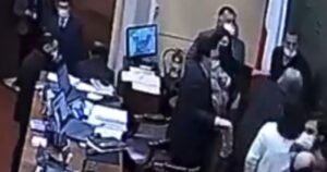 VIDEO - El momento exacto en que Gonzalo de la Carrera golpea a vicepresidente de la Cámara de Diputados