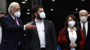 Presidente Boric recibe pifias en tensa cena anual de Sonami
