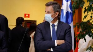 La nueva acusación contra Gonzalo de la Carrera por grosero gesto hacia el presidente Boric