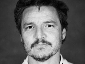 Pedro Pascal posó con su pasaporte chileno y reiteró su apoyo al Apruebo: 