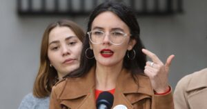 Concejala PC llama a esconder carnet: vocera Camilla Vallejo evalúa acciones contra funcionaria