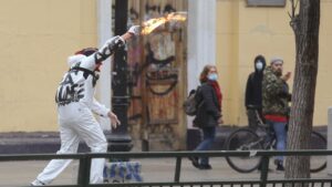 Overoles blancos lanzan bombas molotov en el Instituto Nacional