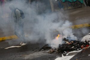 VIDEO - Encapuchados quemaron una bandera chilena durante los incidentes en el Instituto Nacional