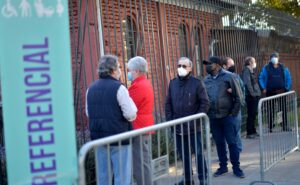 Locales de votación abrieron sus puertas con largas filas