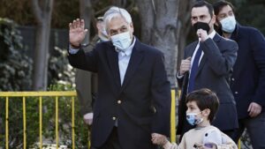 Piñera reaparece para votar y reitera compromiso por una 