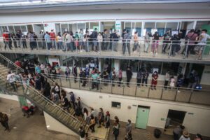 Plebiscito de Salida: cambio de hora, miles de excusados, intento de funa y votos presidenciales marcan primeras horas