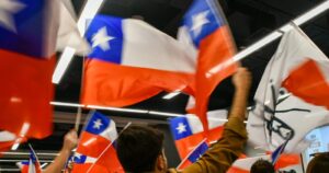 Cantando el himno nacional: los comandos del Rechazo celebran resultado del plebiscito de salida