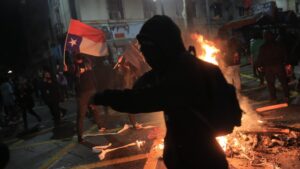 Dos detenidos dejó ataque de turba a comisaría de Huechuraba