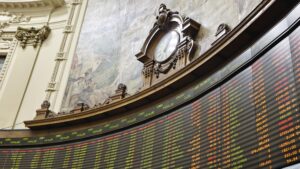 Dólar cae y Bolsa de Santiago se dispara tras victoria del Rechazo en el plebiscito de salida