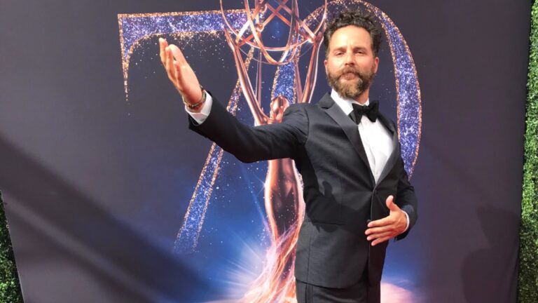 Quién es Cristóbal Tapia, el chileno que se llevó dos Emmys por la música de la serie The White Lotus