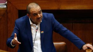 Ministro Ávila denuncia apedreo a ventanas del Mineduc tras marcha estudiantil