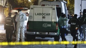 Dos cuerpos sin vida fueron encontrados en Santiago: se investiga participación de terceros