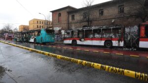 Dos buses de Transantiago fueron quemados en nueva jornada de protestas de secundarios