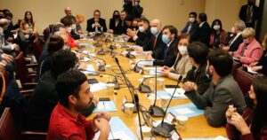 ¿Debe continuar el proceso constituyente?