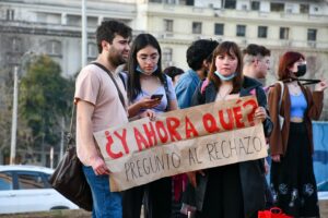 Encuesta UDD: 40% quiere nueva Constitución redactada por especialistas designados