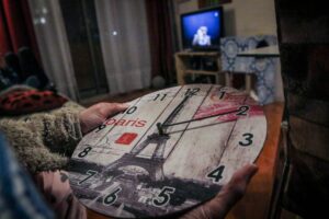Cambio de hora en Chile: especialistas explican qué pasa en nuestro organismo con el horario de verano