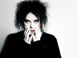 Robert Smith, líder de The Cure, predijo hace una década la fecha en que moriría la reina Isabel II