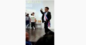 Niño se transforma en viral al imitar al presidente Gabriel Boric