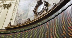 Jugar en la Bolsa sube de precio: comienza el cobro de 10% por la venta de acciones