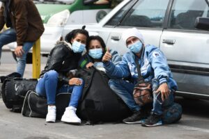 Gobernador de Texas envió un nuevo bus con migrantes indocumentados a la casa de Kamala Harris