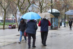 Lluvia, bajas temperaturas y viento fuerte en Fiestas Patrias:  se prevé 5 mm en la Región Metropolitana y el litoral central